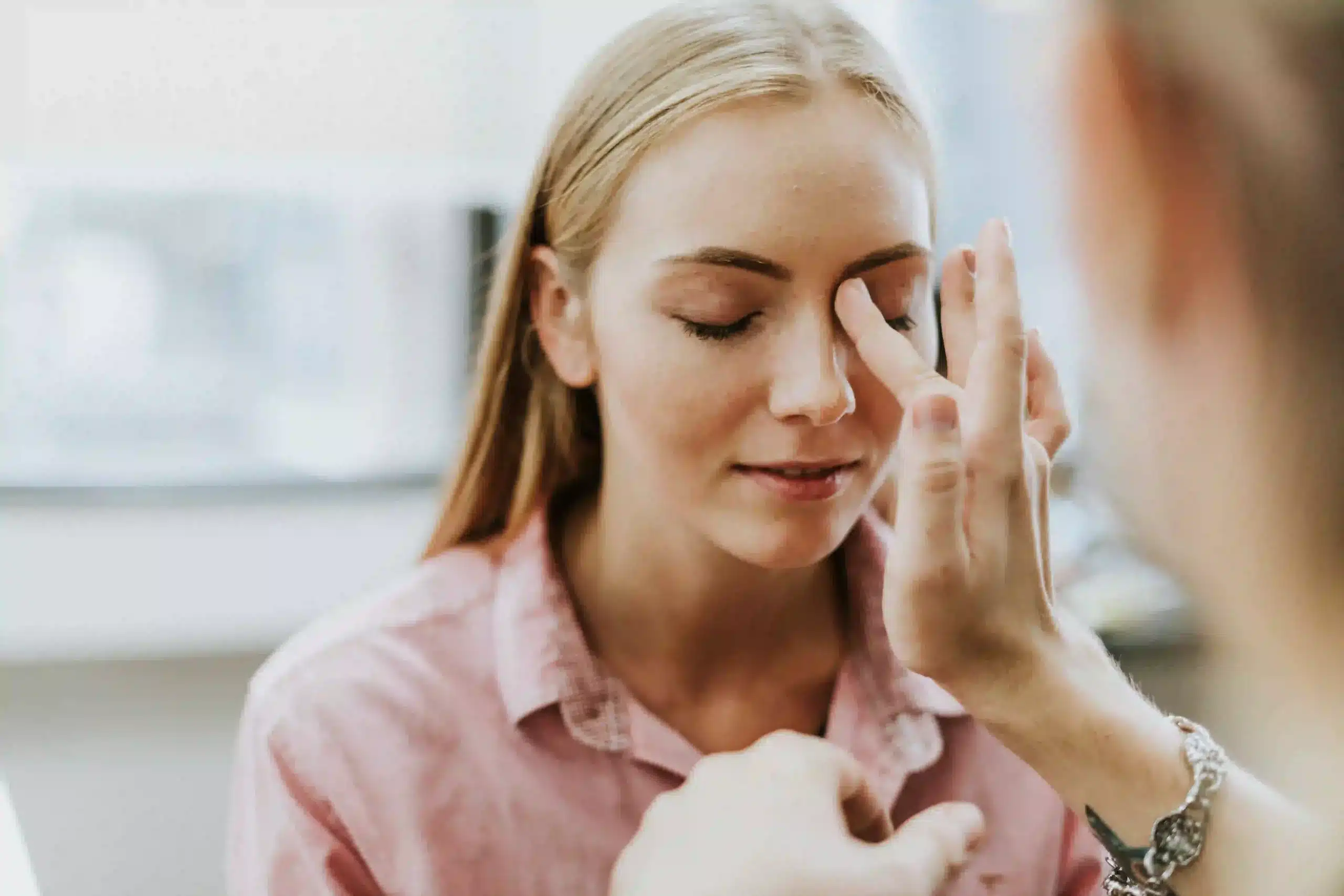 femme les yeux fermés accompagnée par un thérapeute lors d’une séance d’EMDR pour traiter un traumatisme émotionnel.