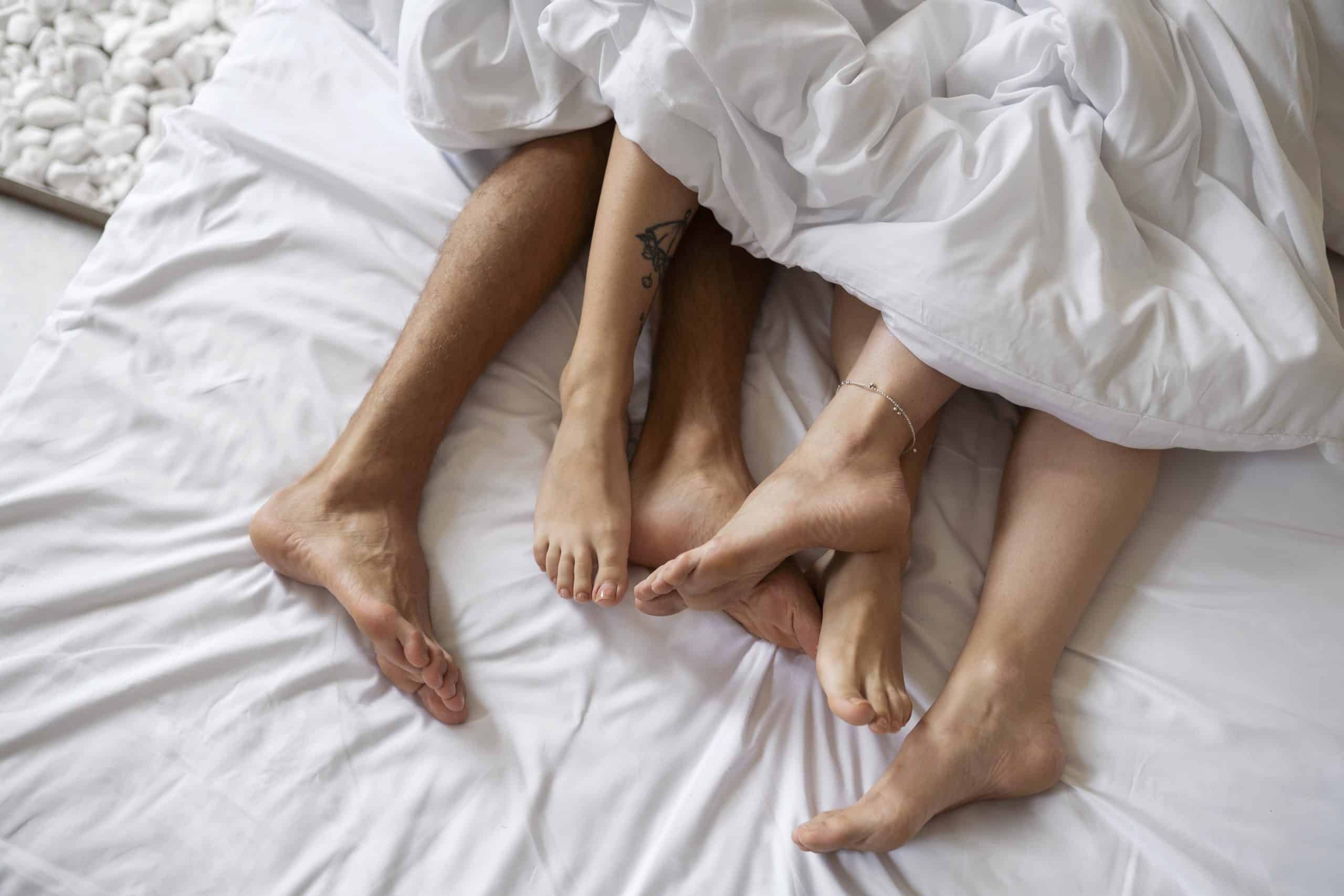 Jambes qui sortent d'une couette