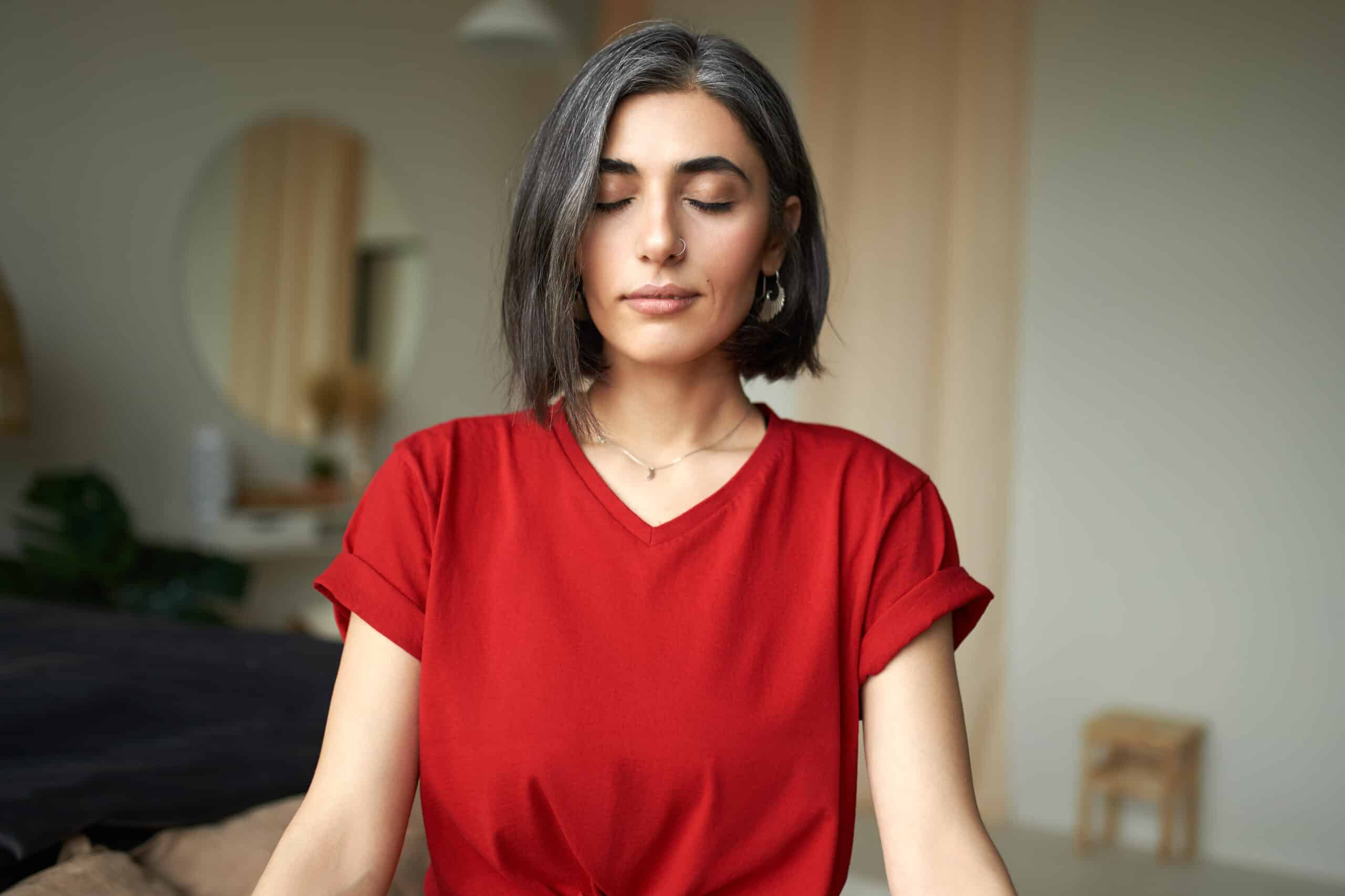 Femme en posture de détente illustrant une séance de meditation-hypnose à domicile
